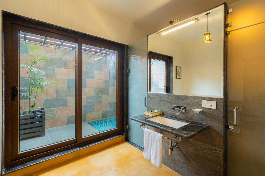 Koupelna v ubytování Sarasiruham Resort - Private Pool Villa in Udaipur