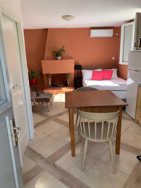 Postel nebo postele na pokoji v ubytování Zacharos Elegant Studio