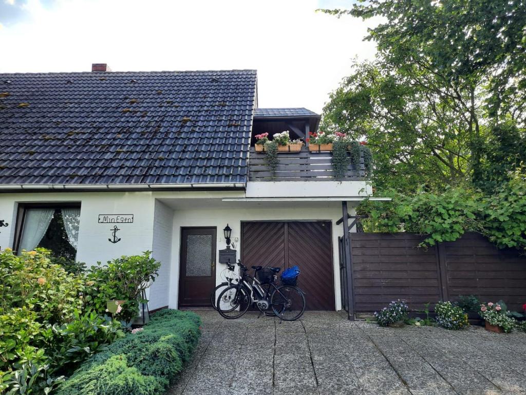 een fiets geparkeerd in de garage van een huis bij FeWo Min Egen in Neukirchen in Neukirchen