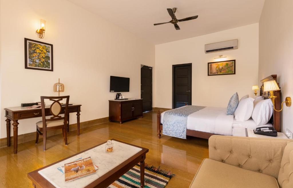 Postel nebo postele na pokoji v ubytování Sarasiruham Resort - Private Pool Villa in Udaipur