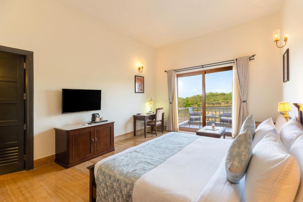 TV a/nebo společenská místnost v ubytování Sarasiruham Resort - Private Pool Villa in Udaipur