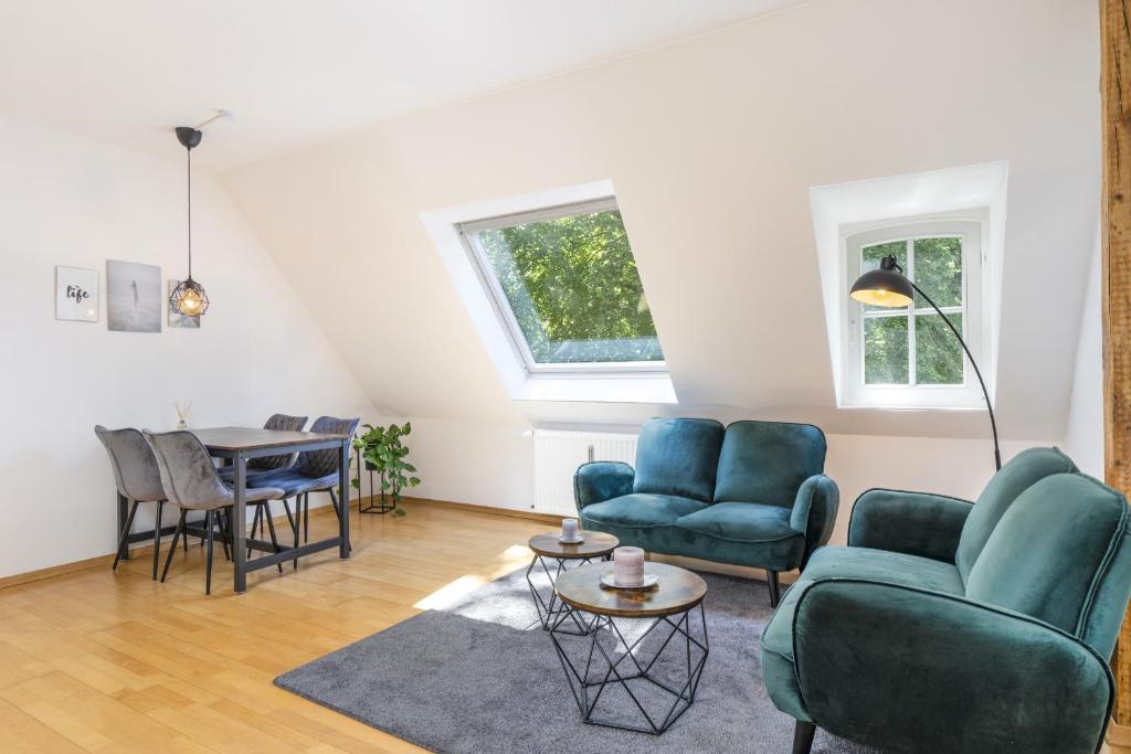 un soggiorno con tavolo e sedie blu di FREE LIVING - Buddha Design, Natur, Parkplatz, Washer a Wolfsburg