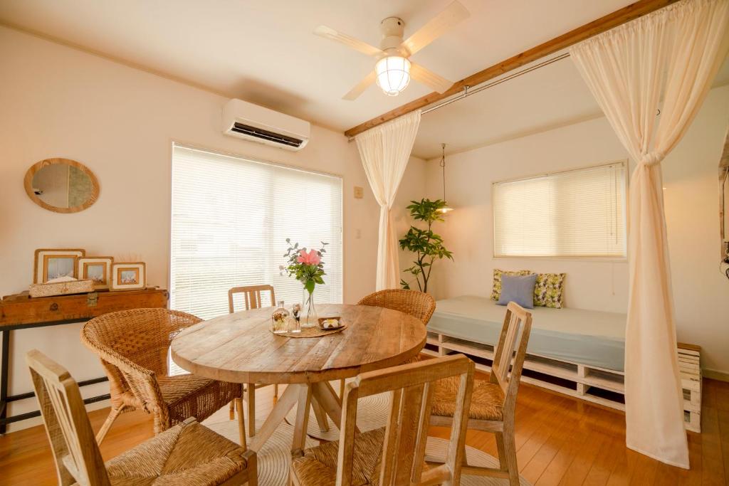 読谷村にある無料ビーチまで3分!BBQとホームシアターが楽しめるファミリー向け宿 Fujiyama Terraceのダイニングルーム(テーブル、椅子、ベッド付)