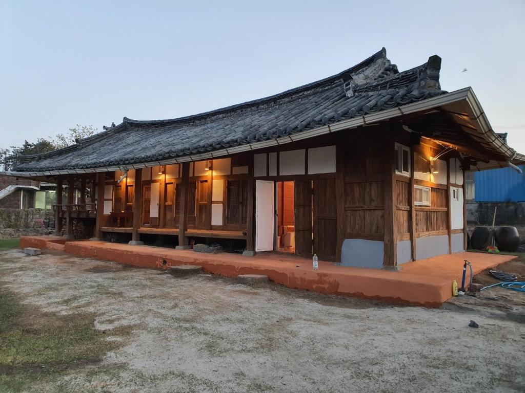 uma pequena casa com telhado de palha em Big Blue House em Boseong