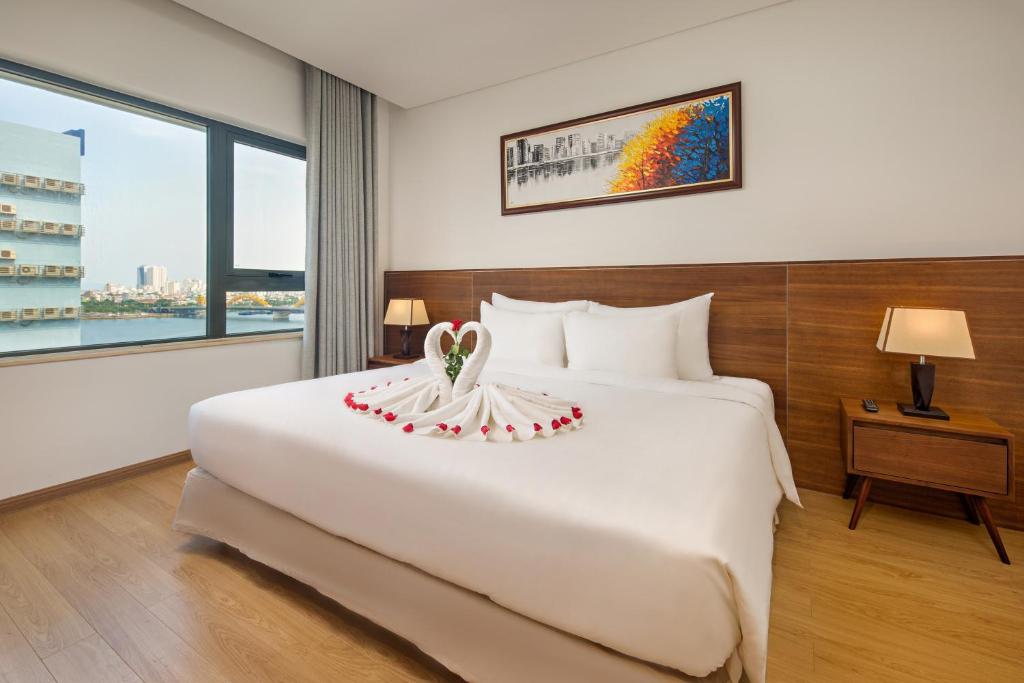 Senior Suite River View with Bathtub