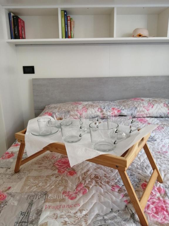 a table with glasses on top of a bed at Due Effe Room in Termoli