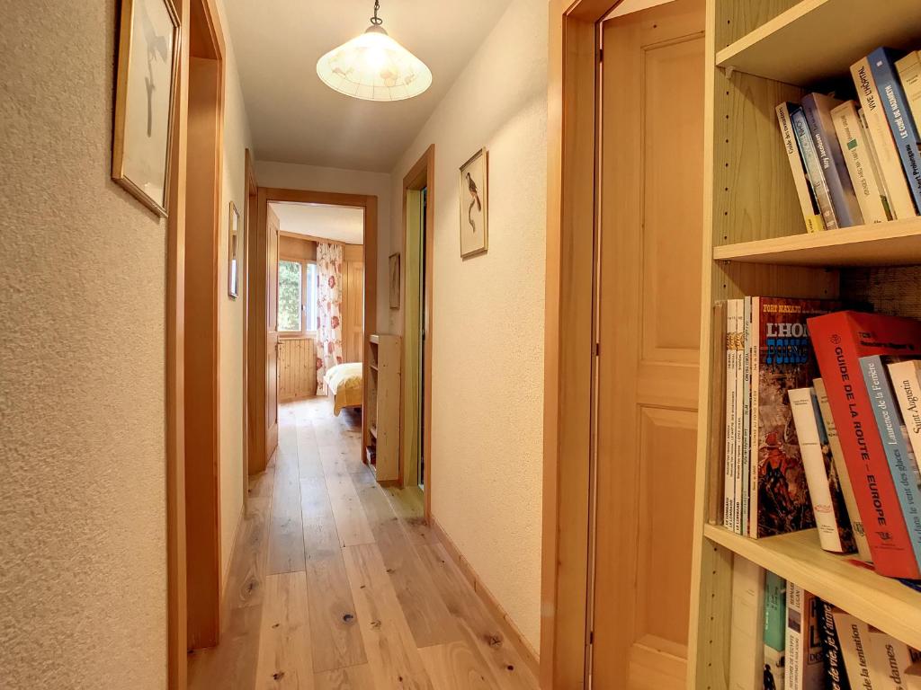 Knihovna v apartmánu