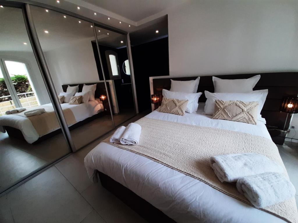duża sypialnia z dużym łóżkiem i lustrem w obiekcie VILLA RASOA chambre miroir w Cap d'Agde