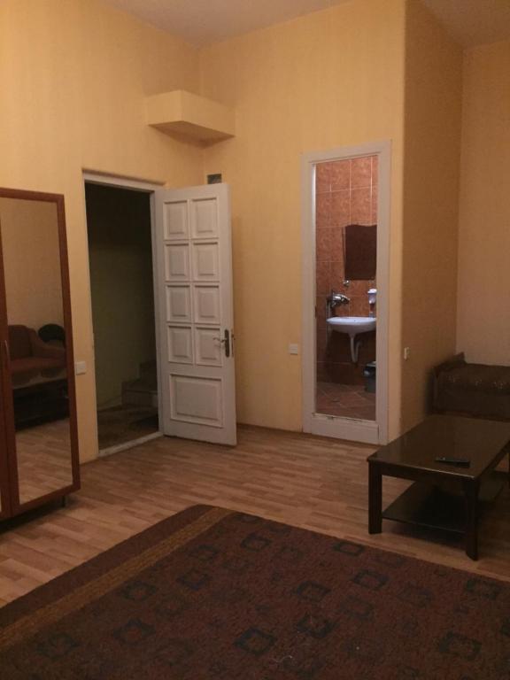 uma sala de estar com um sofá e um espelho em Piano Hotel em Tbilisi