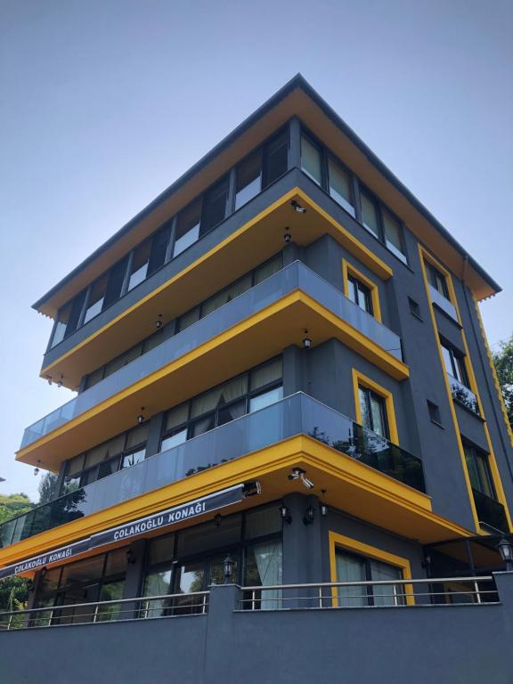 um edifício alto com amarelo e cinza em Çolakoğlu Konağı em Rize
