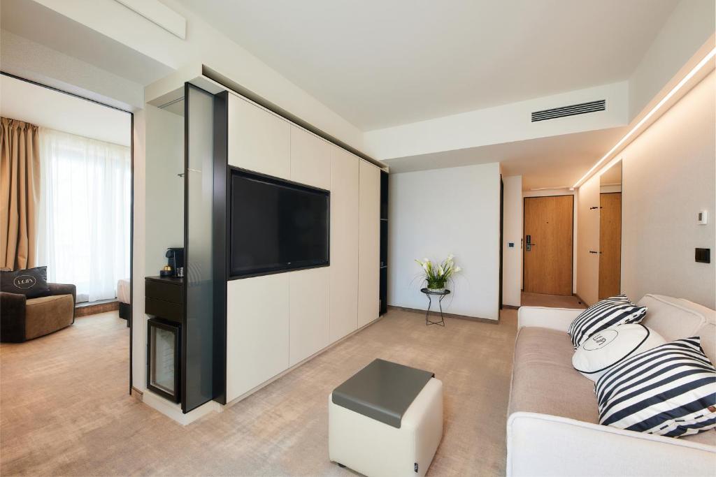 A television and/or entertainment centre at LUA Resort - Adults only