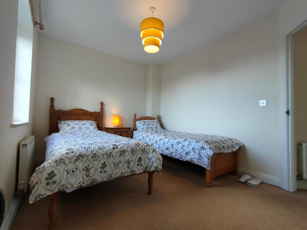 Postel nebo postele na pokoji v ubytování Central Taunton 2-bedroom apartment, great location!