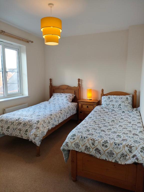 Postel nebo postele na pokoji v ubytování Central Taunton 2-bedroom apartment, great location!