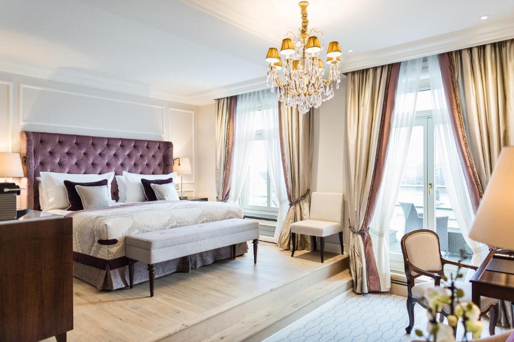 Postel nebo postele na pokoji v ubytování Fairmont Hotel Vier Jahreszeiten