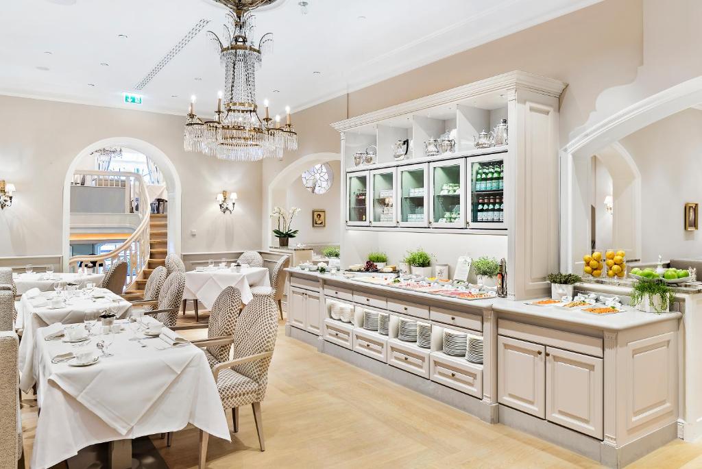Nápoje v ubytování Fairmont Hotel Vier Jahreszeiten