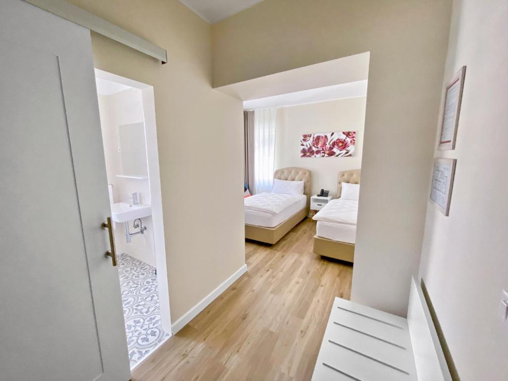 Postel nebo postele na pokoji v ubytování TOSCANINA Garni Hotel