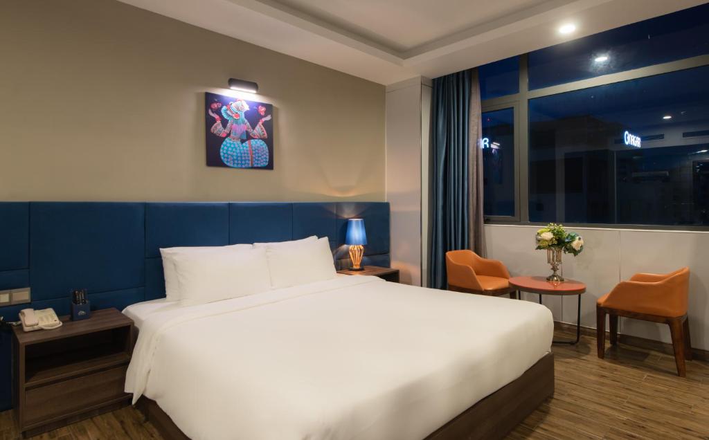 Postel nebo postele na pokoji v ubytování Aaron Hotel
