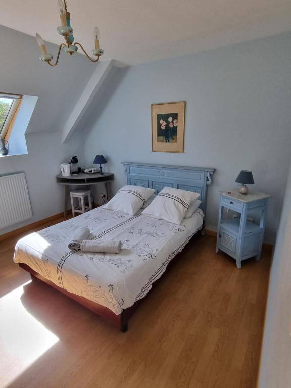 Postel nebo postele na pokoji v ubytování Chambre Miro - Closeries du Golfe