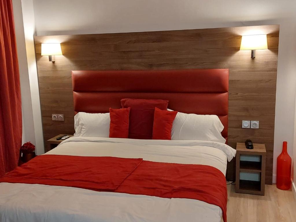 um quarto com uma cama grande e uma cabeceira vermelha em Happy Land Holliday residential em Épinay-sur-Seine