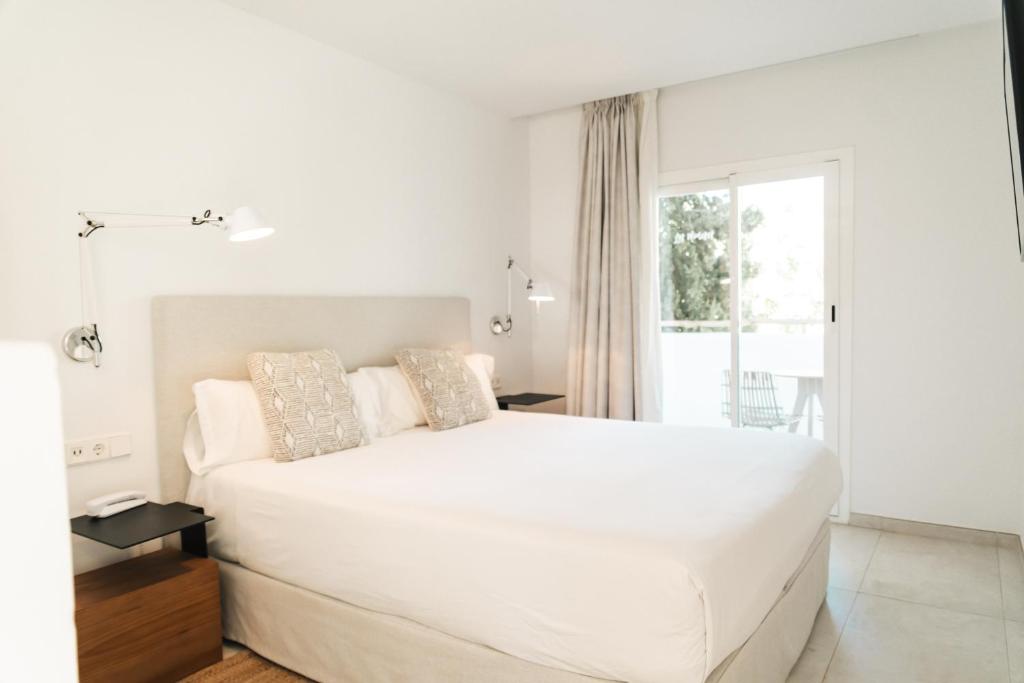 Postel nebo postele na pokoji v ubytování Hotel Boutique & Spa Las Mimosas Ibiza