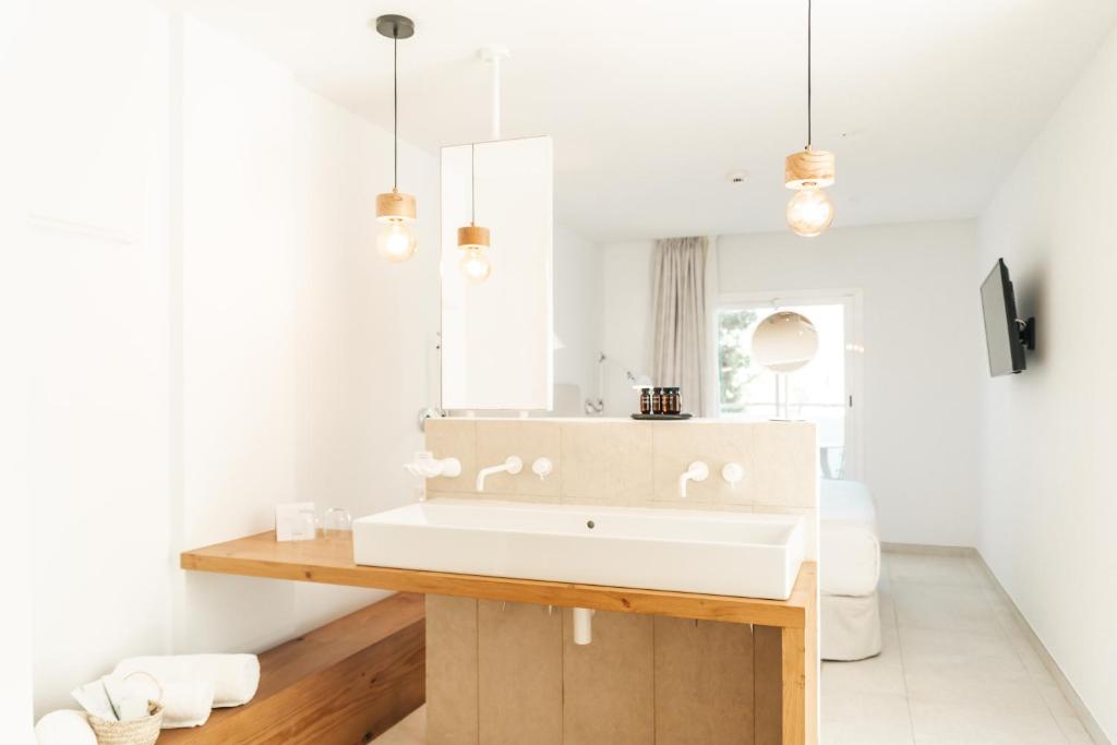 TV a/nebo společenská místnost v ubytování Hotel Boutique & Spa Las Mimosas Ibiza