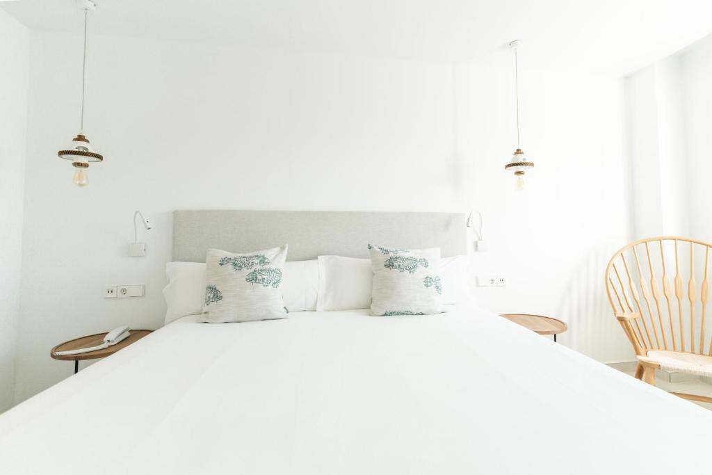 Postel nebo postele na pokoji v ubytování Hotel Boutique & Spa Las Mimosas Ibiza
