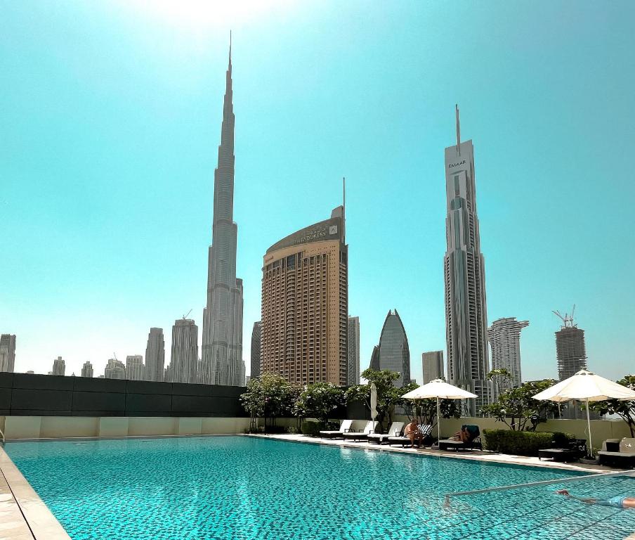 Bazén v ubytování Elite Royal Apartment - Panoramic Full Burj Khalifa, Fountain & Skyline View - ACed direct connection to Dubai Mall - Governor nebo v jeho okolí
