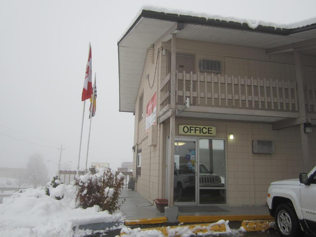 un edificio de oficinas con nieve delante en Star Lodge, en Kamloops