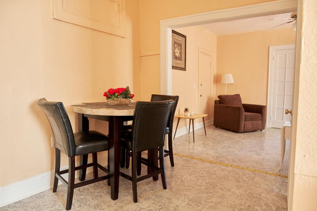 a dining room with a table and chairs at Little Havana Executive 11 in Miami