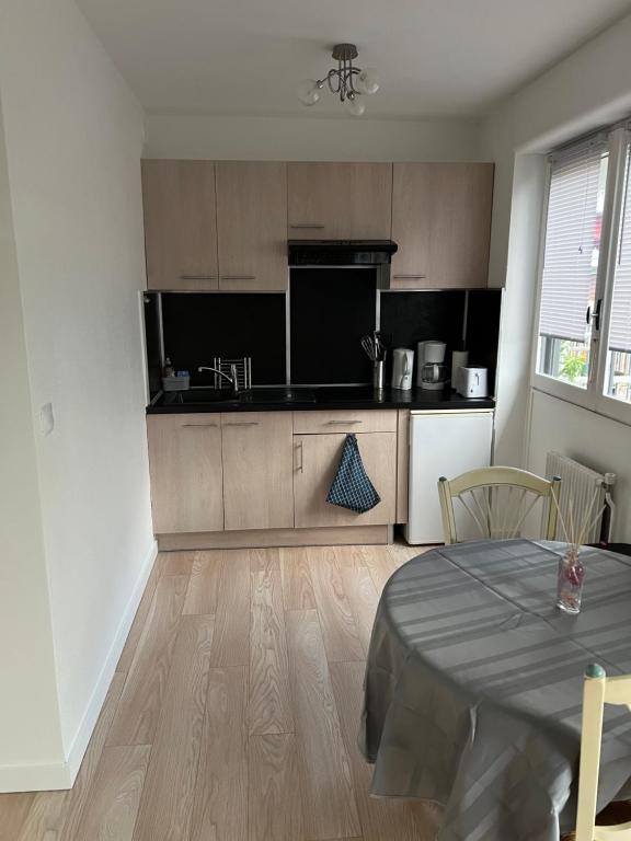 Kuchyňa alebo kuchynka v ubytovaní Superbe appartement en résidence avec piscine.