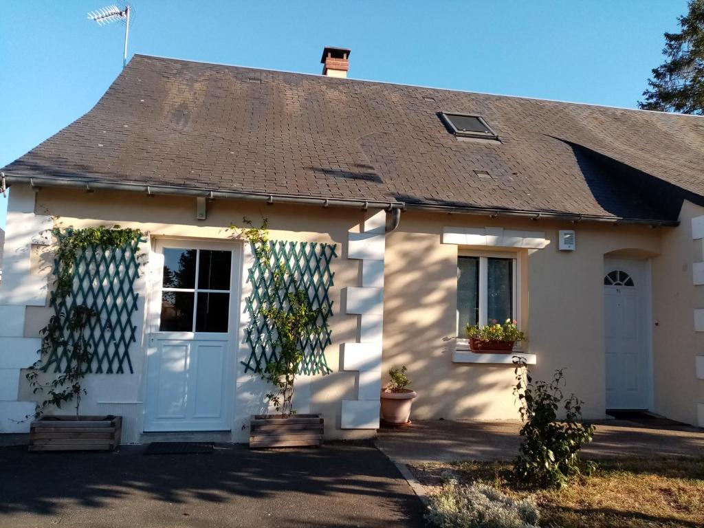 uma casa branca com uma porta branca em Logement indépendant em Amboise