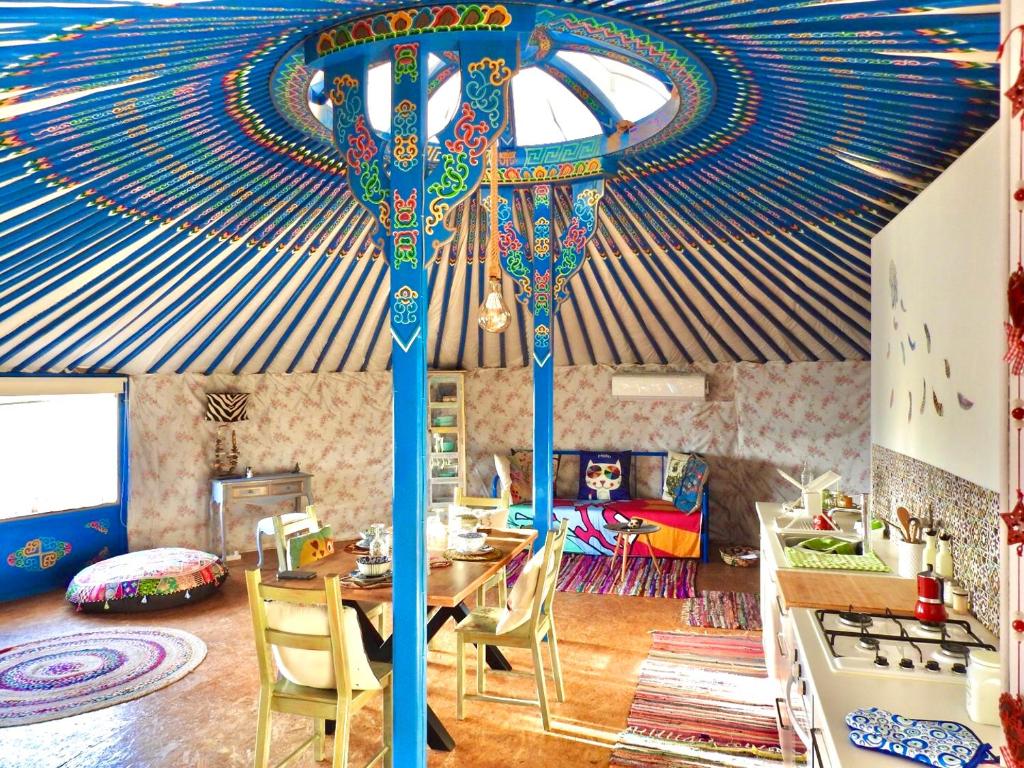 卡托德里斯的住宿－Exclusive Nirvana yurts Glamping，厨房配有桌子和蓝色天花板