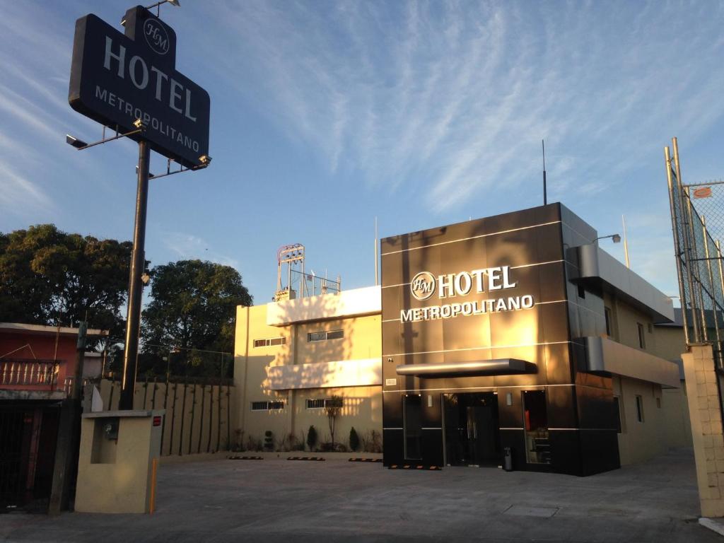 un hotel con un cartel frente a un edificio en Hotel Metropolitano Tampico en Tampico