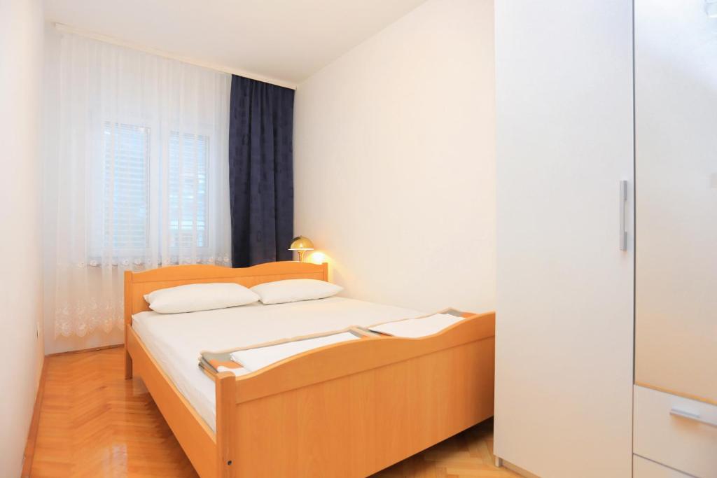 Posteľ alebo postele v izbe v ubytovaní Apartments with a parking space Podstrana, Split - 10249