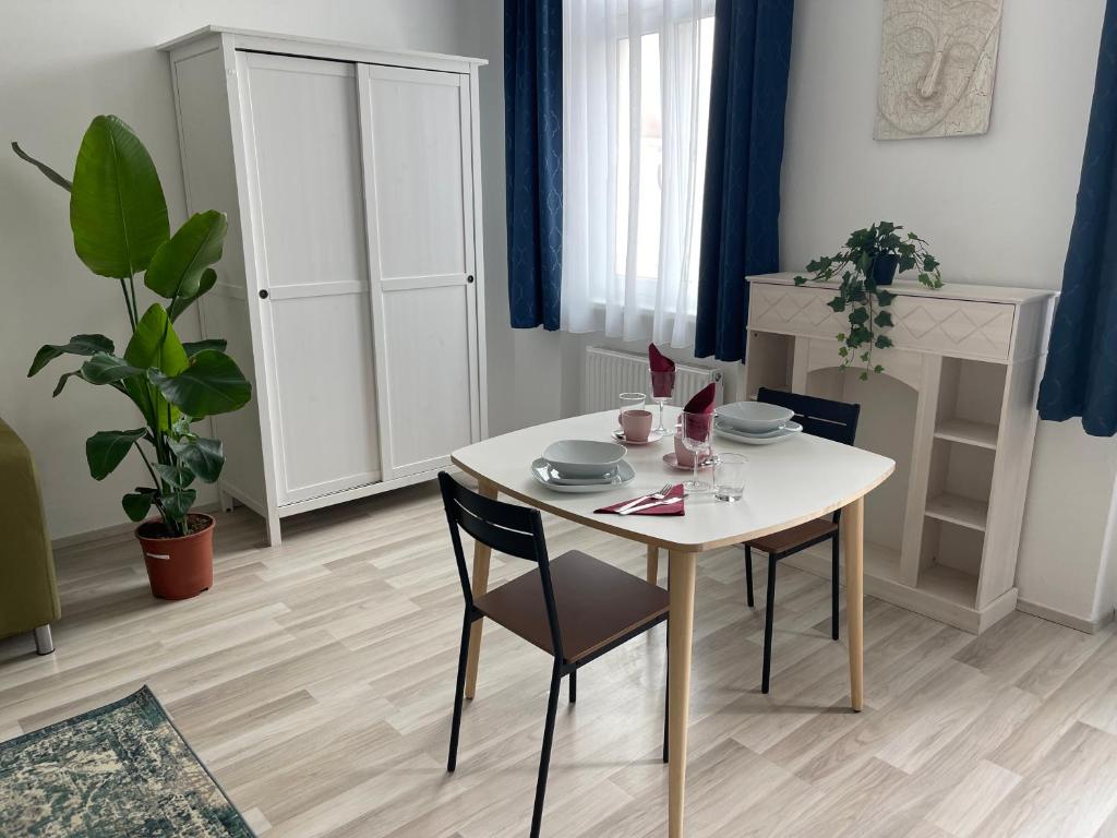einen weißen Tisch und Stühle im Wohnzimmer in der Unterkunft Gesamte Unterkunft im Zentrum von Wien Top 27 in Wien