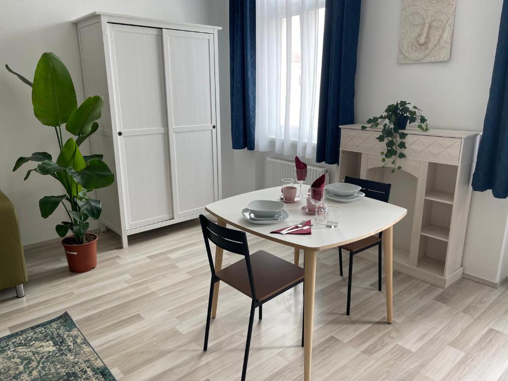 a white table and chairs in a living room at Gesamte Unterkunft im Zentrum von Wien Top 27 in Vienna