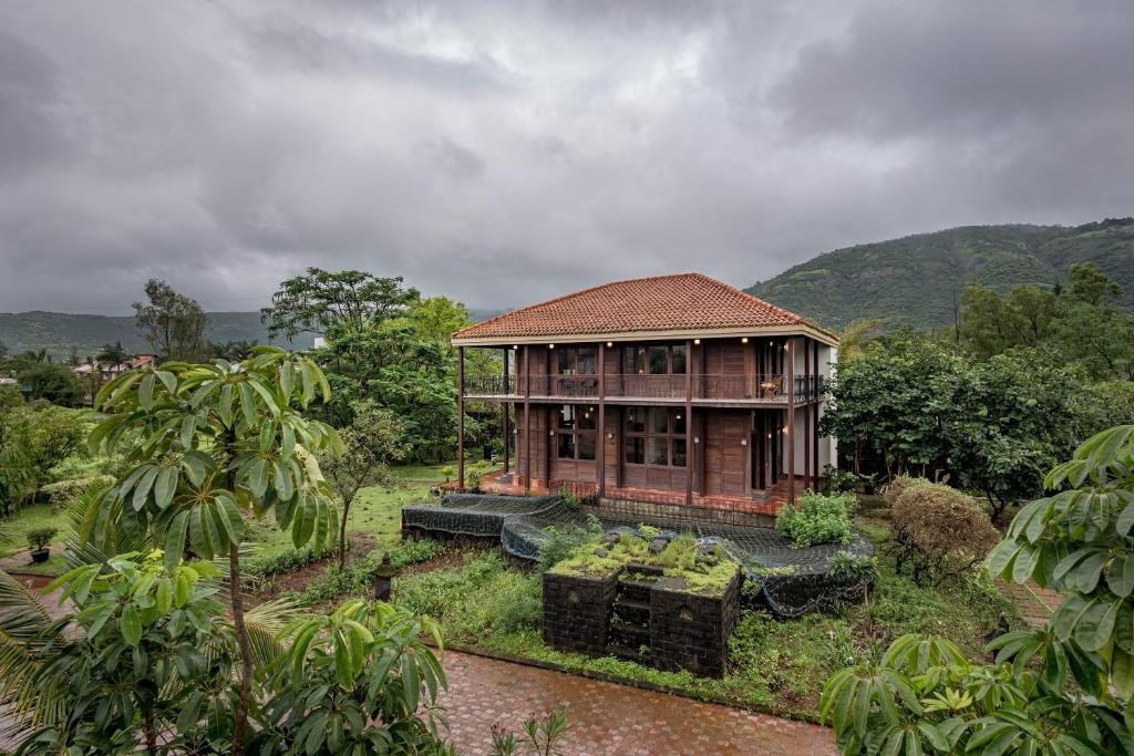 SaffronStays Boulevard LogHouse - a wooden chalet amidst nature - Villa