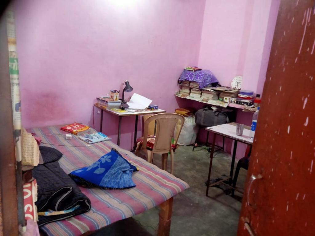 une chambre avec deux tables et deux chaises dans l'établissement Laxmi boys Hostel By WB Inn, à Kanpur