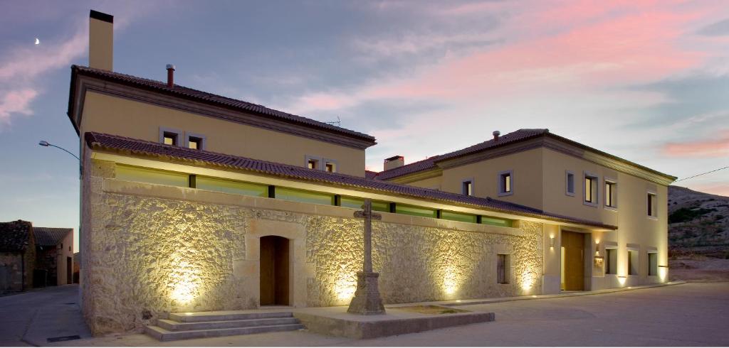 a building with lights on the side of it at Hotel La Vida Spa in Aldeayuso