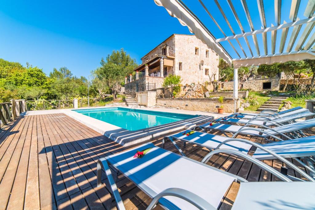 坎帕內特的住宿－Ideal Property Mallorca - Caselles Petit，别墅 - 带游泳池和躺椅