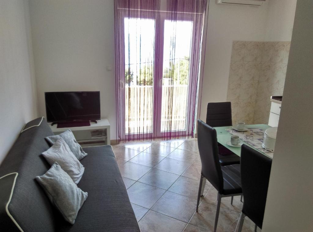 Fotografia z galérie ubytovania Apartments by the sea Stanici, Omis - 12929 v Omise