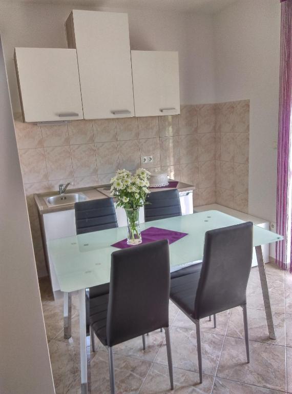Fotografia z galérie ubytovania Apartments by the sea Stanici, Omis - 12929 v Omise