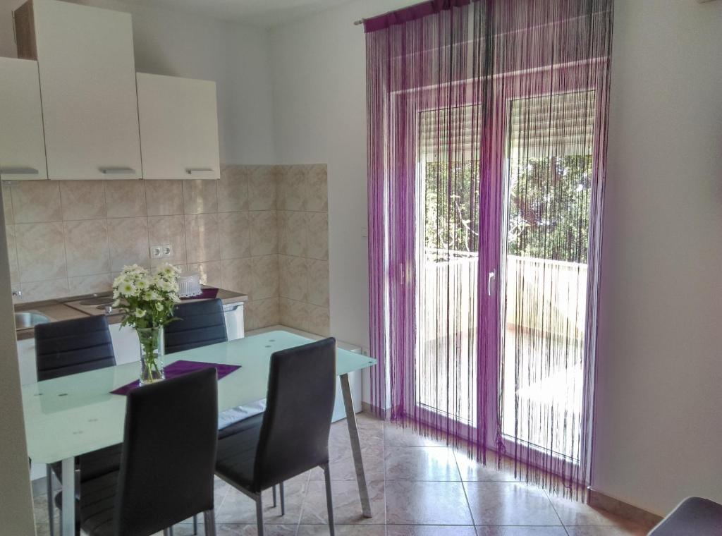 Fotografia z galérie ubytovania Apartments by the sea Stanici, Omis - 12929 v Omise