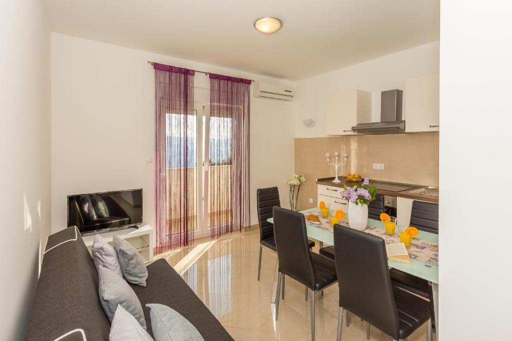 Fotografia z galérie ubytovania Apartments by the sea Stanici, Omis - 12929 v Omise