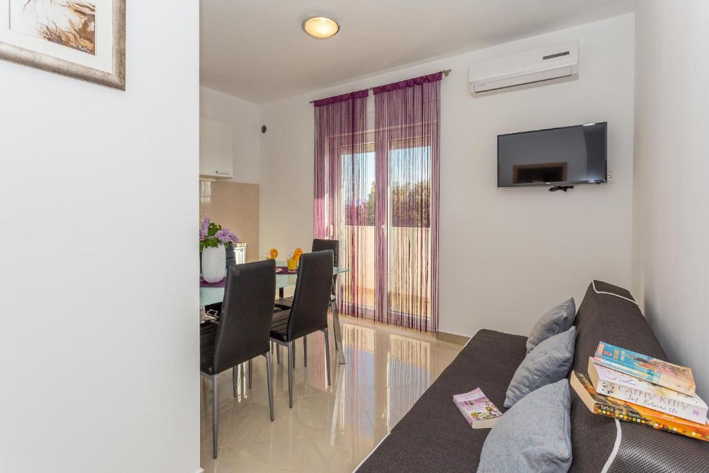 Fotografia z galérie ubytovania Apartments by the sea Stanici, Omis - 12929 v Omise