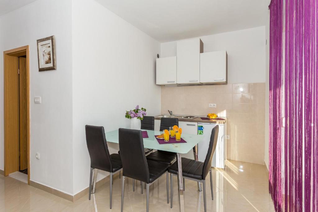 Fotografia z galérie ubytovania Apartments by the sea Stanici, Omis - 12929 v Omise