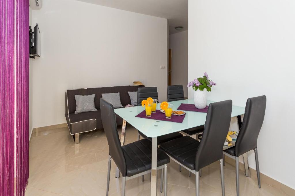 Fotografia z galérie ubytovania Apartments by the sea Stanici, Omis - 12929 v Omise