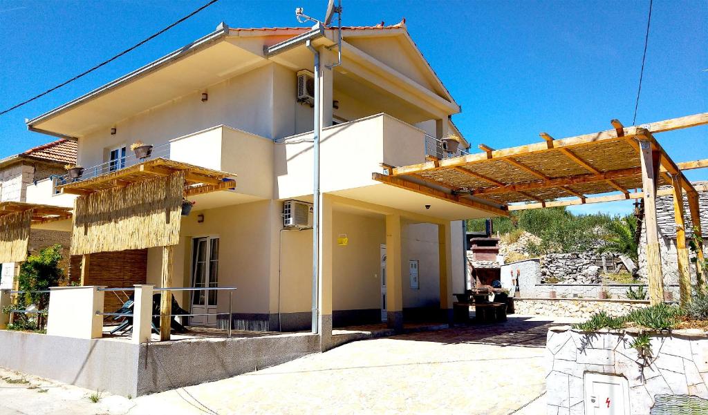 Fotografia z galérie ubytovania Family friendly house with a swimming pool Slatine, Ciovo - 15149 v Slatine