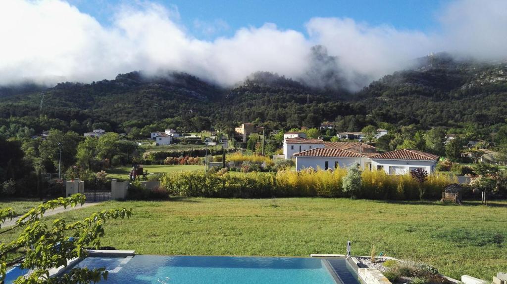 a villa with a swimming pool and a mountain at Vue magnifique et cadre envoûtant in Simiane-Collongue