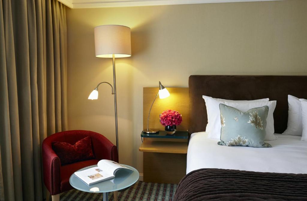 Postel nebo postele na pokoji v ubytování The Croke Park Hotel